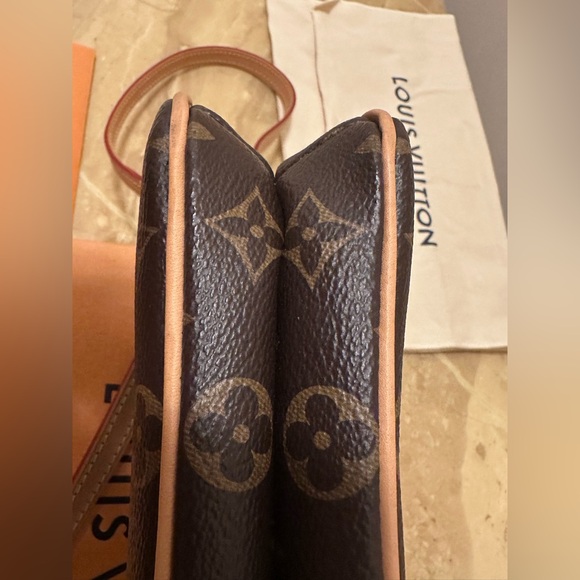 Louis Vuitton Pochette Liv - Picture 15 of 16